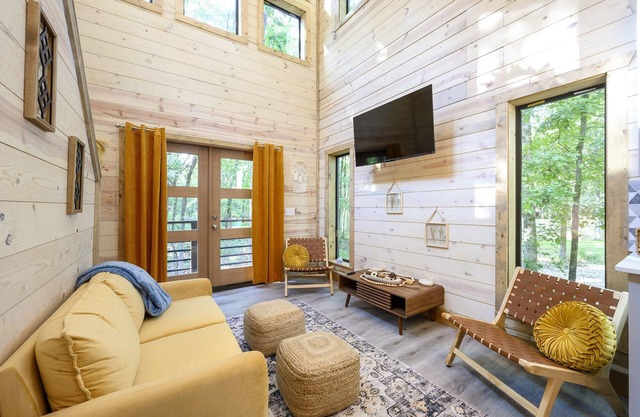 Pets Welcome! King BR+Loft w/Hot Tub/Lg Patio!