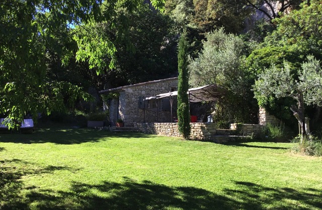 Se admiten mascotas, zona tranquila, orientación sur. Piscina privada
