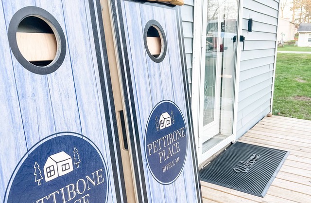 Pettibone Place - Entire Home Walking distance to Pettibone Lake with kayaks!