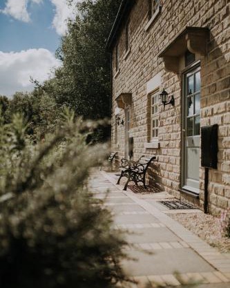 Peveril Cottage - Darwin Lake Holiday Village