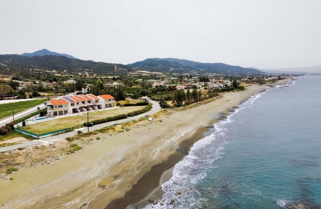 Phaedrus Living: Beachfront Villa Merenda