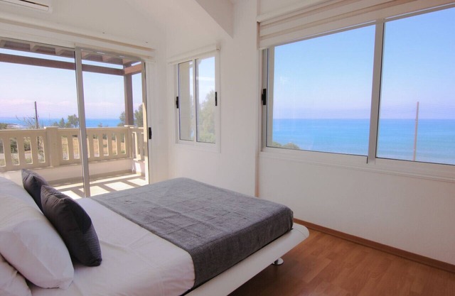 Phaedrus Living: Beachfront Villa Thalassa