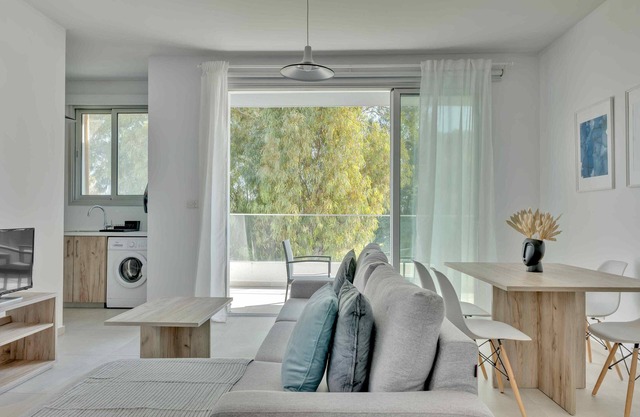 Phaedrus Living: City Center Residences Emerald
