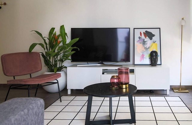 Phaedrus Living: City Luxury Flat Anemone 103