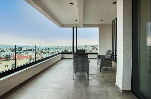 Phaedrus Living: Sea View Anna Residence 301