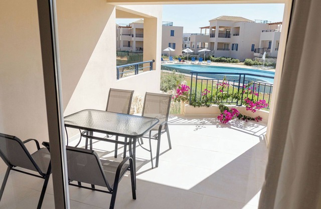 Phaedrus Living: Seaside Thalassa Cretan 102
