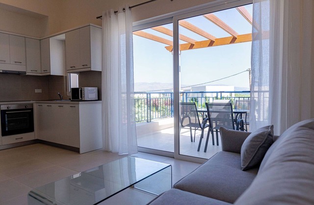 Phaedrus Living: Seaside Thalassa Cretan 201