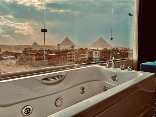 Pharaonic Pyramids Inn & jacuzzi
