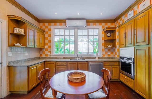 Phenomenal 3BR House with Balcony in Ancon