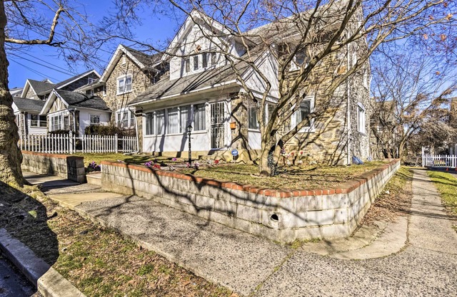 Philly Getaway in Upper Darby w/ Furnished Deck!