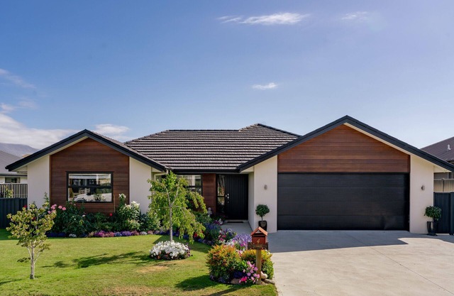 Phoenix Peace - Cromwell Holiday Home