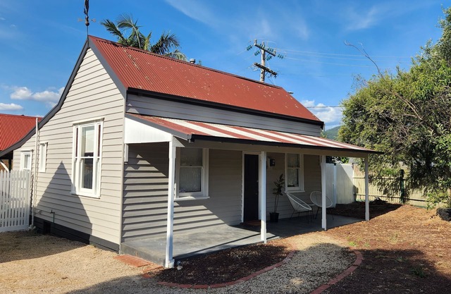 'Pickett's Cottage' - Circa 1868 - oldest in Knox, close to Dandenong Ranges.