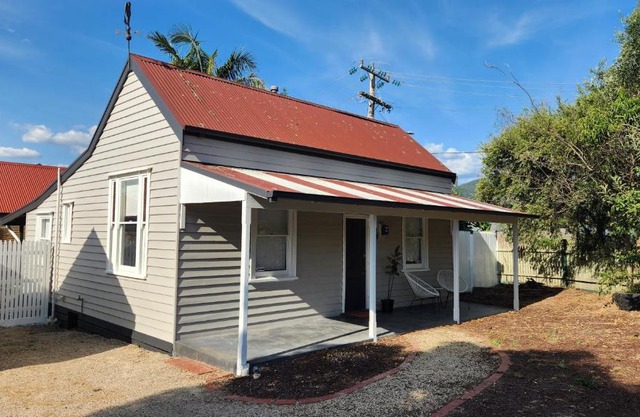 'Pickett's Cottage' - Circa 1868 - Oldest in Knox!