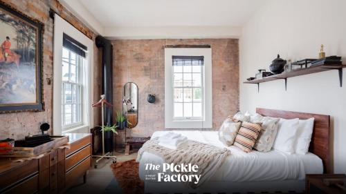 Pickle Factory - Cigars and Bourbon Rustic One Bedroom