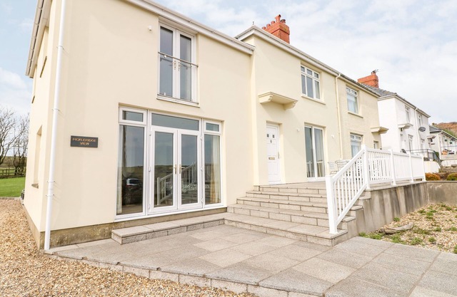 PICKLERIDGE VIEW, pet friendly, character holiday cottage in Dale