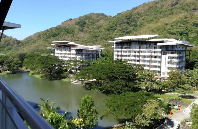 Pico de Loro Beach and Country Club Penthouse 3br6