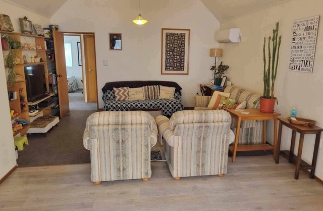 Pictons Home away from Home: 10 minute walk to the township or ferry terminals.