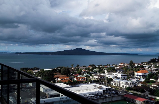 Picture Perfect Apartment with beautiful views in Central Takapuna