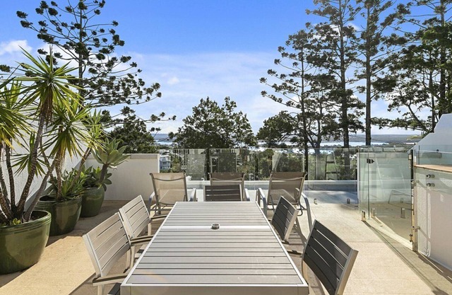 Picture Point 11 Penthouse apartment with rooftop deck & spa and stunning Views