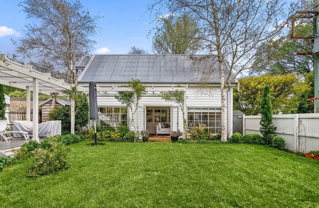 Picturesque 3-Bed Rural Cottage with a Lush Garden