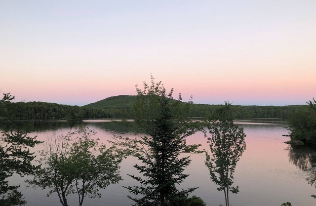 Picturesque 3-bedroom lake house with WiFi in charming Mt Holly, Okemo Mountain