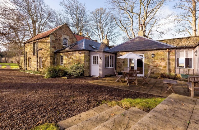 Picturesque 3-bedroom historic cottage, set in beautiful grounds. Sleeps 6.