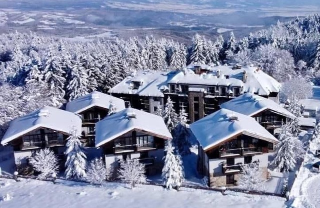 Picturesque Apartment in beautiful setting surrounded by Mountain and Ski Slope Views