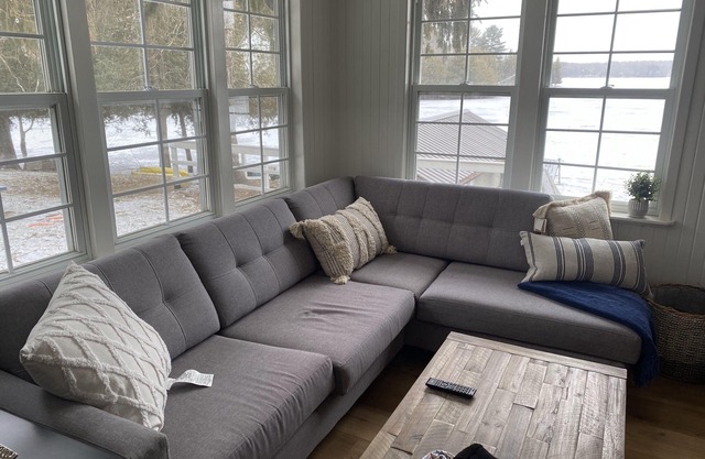 Picturesque waterfront cottage on beautiful bay, close to Westport