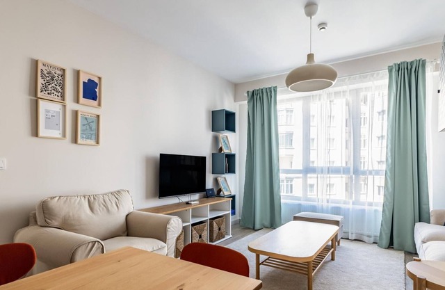 Picturesque Flat Near Metro 9 min to Coast
