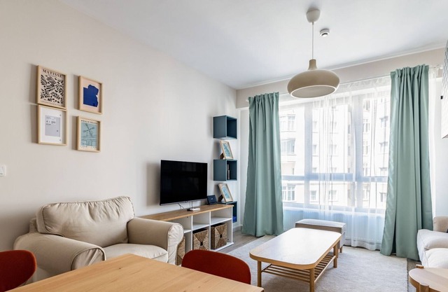 Picturesque Flat Near Metro 9 min to Coast