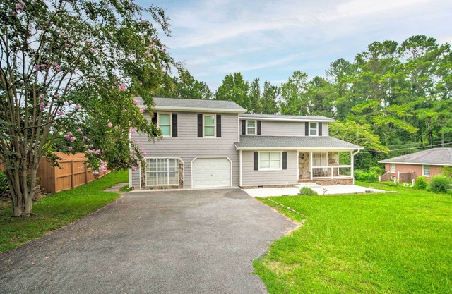 Picturesque Kennesaw Home w/ Private Backyard