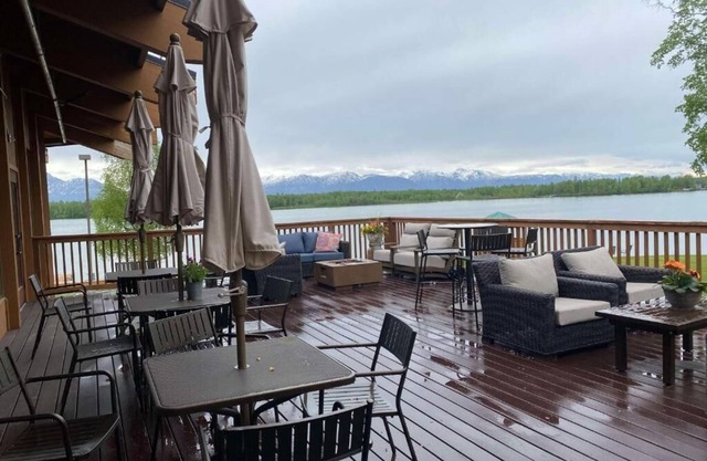 Picturesque Lake Views: Endless Views W/ Modern Rooms