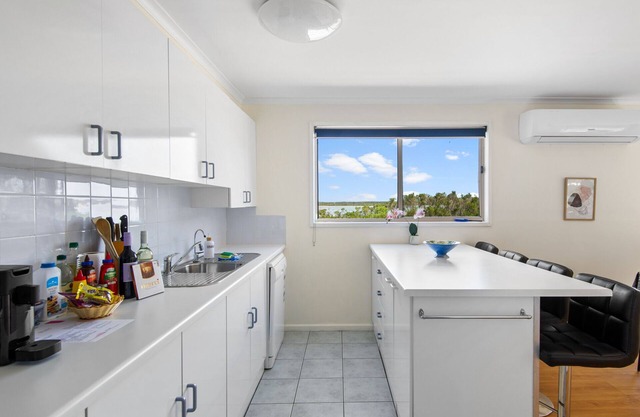 Picturesque Lakeside Getaway: Views, Beach, Park