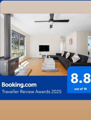 Picturesque Lakeside Getaway: Views, Beach, Park