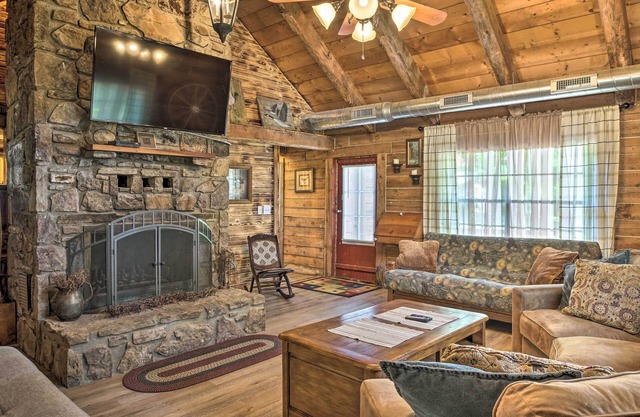 Picturesque Log Cabin < 1 Mile to Table Rock Lake!
