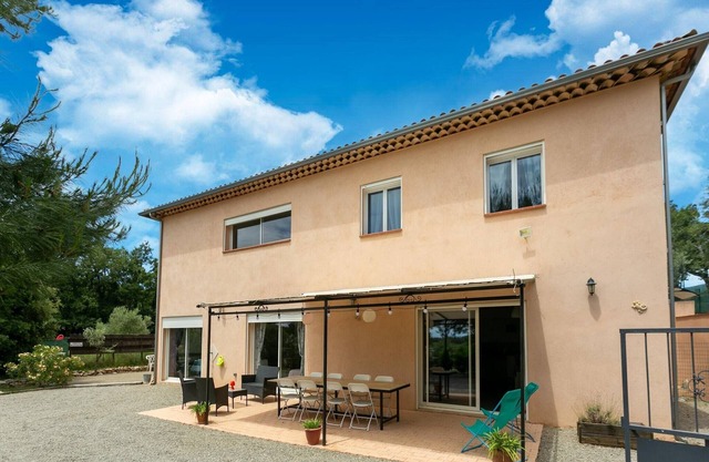Pintoresco chalet en Montmeyan con piscina