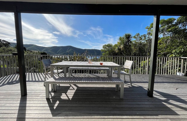 Picturesque Waikawa - Picton Holiday Home