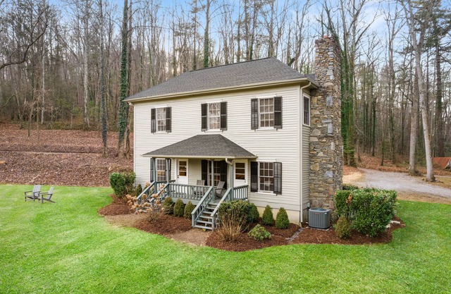 Piedmont Kitchen House | Charming Cottage on 65 Acres Near Hendersonville
