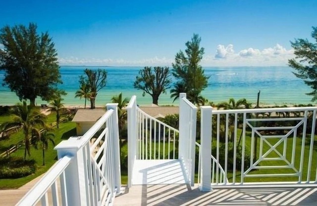 Pier To Pier Paradise 4 Bedroom Home by Redawning