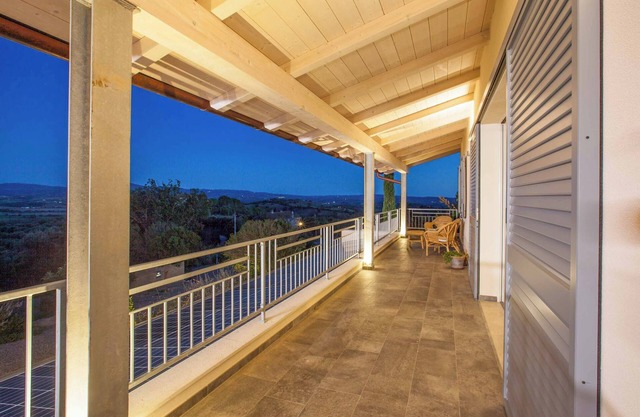 Pietra Bianca - Three Bedroom Villa, Sleeps 6