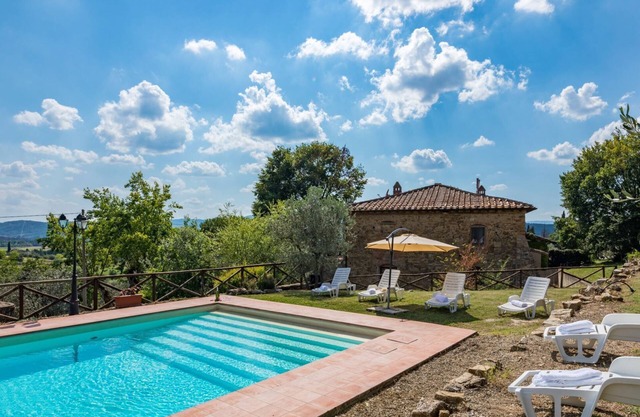 Casa independiente, capacidad para 6 personas, rodeada de olivares y viñedos, jardín con piscina privada, agradable