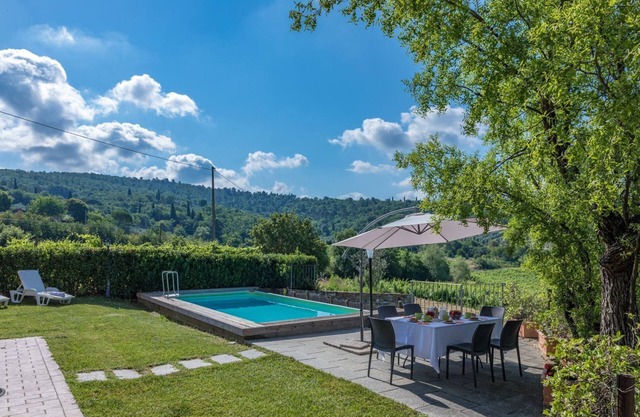 Cabaña independiente, capacidad para 6 personas, recientemente restaurada, bonita piscina y jardín con esplendores.