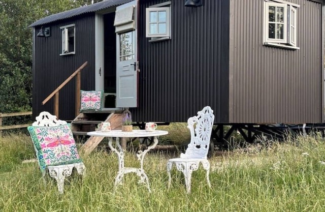 Piglet - Shepherds Hut (adult only)