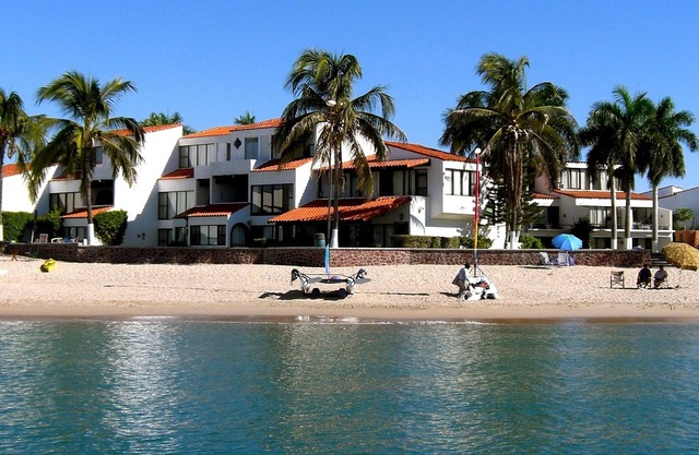 Pilar frente a la playa, gran porche, palmeras, escuchar olas 24/7, 3BR y 1 BR Beach Condos