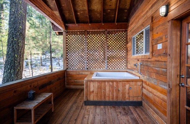 Pilot Rock Cabin w/ Jacuzzi and Wood Stove at Green Springs Inn