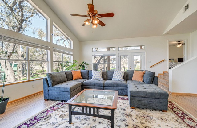 ‘Pin Oak Farmhouse’ w/ Patio in Dripping Springs