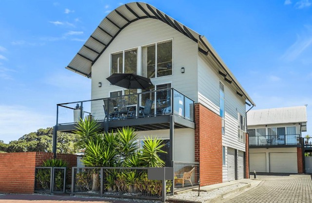 Pine Beach Villa Fabulous Sea Views