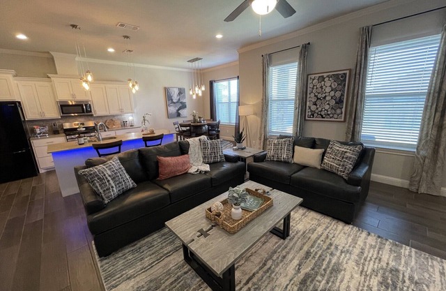Pine Cove LBK | Entire Home | 3 Bed | 2 Car Garage