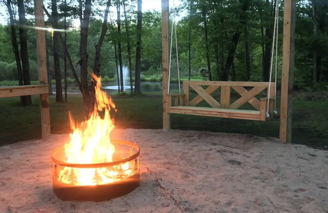 Pine Creek Cove en 20 acres con estanque, arroyo, senderos, Dish Network, WiFi + ¡más!