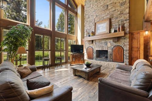 Pine Haven- Beautiful 3300 square foot home- sleeps 10- game room- hot tub- pets ok